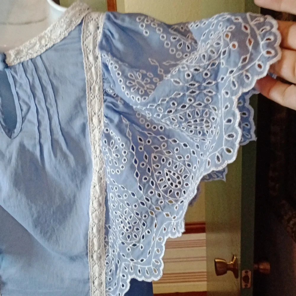 ANTHROPOLOGIE So Cute Lace Trim Blue Ruffle Flutter Sleeved With Lace Top Sz 2 - Picture 8 of 10